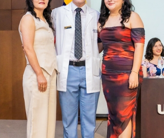 Imposición de insignias a estudiantes de Medicina Imposición de insignias a estudiantes de Medicina