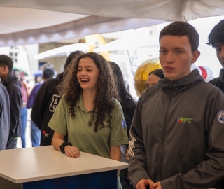 La UTPL participa en el Festival Internacional de Artes Vivas Loja con sus talentosos grupos de arte en la Plaza de la Cultura