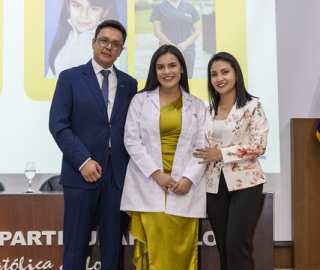 Imposición de mandiles a estudiantes de Fisioterapia