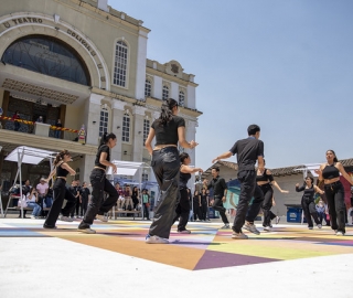 La UTPL participa en el Festival Internacional de Artes Vivas Loja con sus talentosos grupos de arte en la Plaza de la Cultura