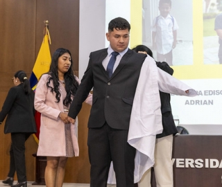 Imposición de mandiles a estudiantes de Fisioterapia