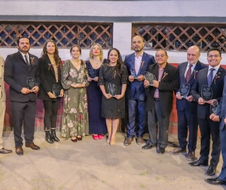 Docente UTPL recibe reconocimiento por la Embajada de Colombia en Ecuador Docente UTPL recibe reconocimiento por la Embajada de Colombia en Ecuador