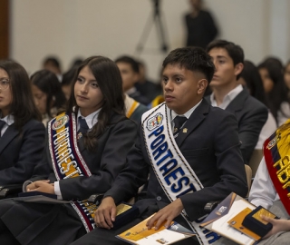 UTPL reconoció el compromiso de los abanderados de los colegios de Loja por su excelencia académica