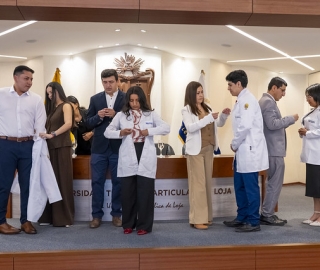 Imposición de mandiles | Carrera de Bioquímica y Farmacia