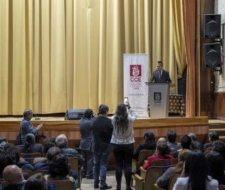 Entrega de condecoración a Claudia Cartuche Flores