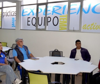 Entrega de planos al colegio Daniel Álvarez Burneo como parte de un proyecto de innovación