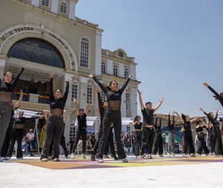 La UTPL participa en el Festival Internacional de Artes Vivas Loja con sus talentosos grupos de arte en la Plaza de la Cultura