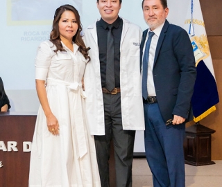 Imposición de insignias a estudiantes de Medicina Imposición de insignias a estudiantes de Medicina