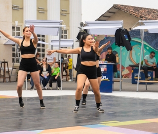 La UTPL participa en el Festival Internacional de Artes Vivas Loja con sus talentosos grupos de arte en la Plaza de la Cultura