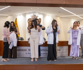 Imposición de mandiles | Carrera de Bioquímica y Farmacia