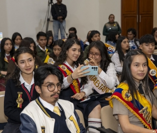 UTPL reconoció el compromiso de los abanderados de los colegios de Loja por su excelencia académica