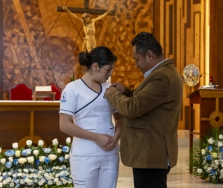 Imposición de insignias a estudiantes de Enfermería