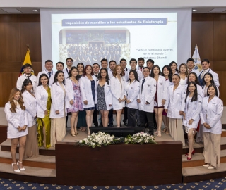 Imposición de mandiles a estudiantes de Fisioterapia