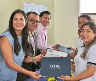 Entrega de Becas UTPL a estudiantes Abanderados | Quevedo