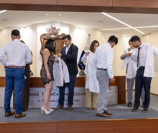 Imposición de mandiles | Carrera de Bioquímica y Farmacia