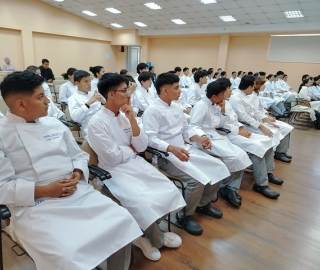 Ceremonia de investidura de los estudiantes de primer ciclo de la carrera de Gastronomía