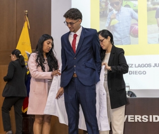 Imposición de mandiles a estudiantes de Fisioterapia