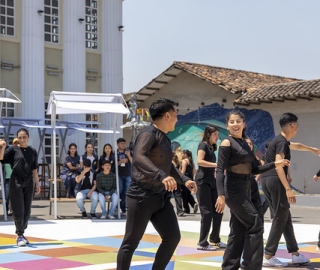 La UTPL participa en el Festival Internacional de Artes Vivas Loja con sus talentosos grupos de arte en la Plaza de la Cultura