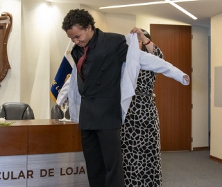 Estudiantes de Fisioterapia reciben sus mandiles Estudiantes de Fisioterapia reciben sus mandiles