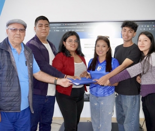 Entrega de planos al colegio Daniel Álvarez Burneo como parte de un proyecto de innovación