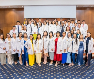 Imposición de insignias a estudiantes de Medicina Imposición de insignias a estudiantes de Medicina