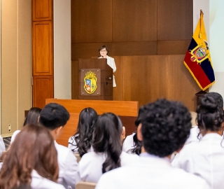 Imposición de insignias a estudiantes de Medicina
