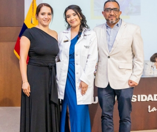 Imposición de insignias a estudiantes de Medicina Imposición de insignias a estudiantes de Medicina