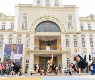 La UTPL participa en el Festival Internacional de Artes Vivas Loja con sus talentosos grupos de arte en la Plaza de la Cultura