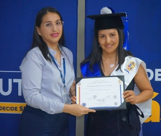 Nuevos profesionales de Galápagos recibieron su título Nuevos profesionales de Galápagos recibieron su título