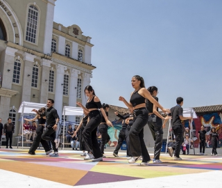 La UTPL participa en el Festival Internacional de Artes Vivas Loja con sus talentosos grupos de arte en la Plaza de la Cultura