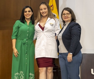 Imposición de mandiles a internos rotativos de la carrera de Nutrición y Dietética – Cohorte mayo 2025 / abril 2026 Imposición de mandiles a internos rotativos de la carrera de Nutrición y Dietética – Cohorte mayo 2025 / abril 2026