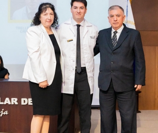 Imposición de insignias a estudiantes de Medicina Imposición de insignias a estudiantes de Medicina