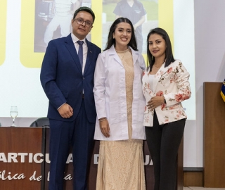 Imposición de mandiles a estudiantes de Fisioterapia