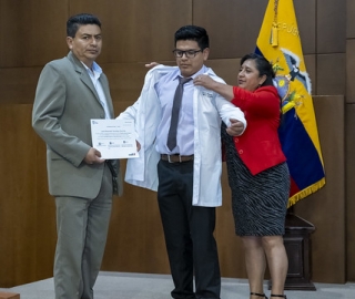 Imposición de mandiles a los estudiantes de Medicina