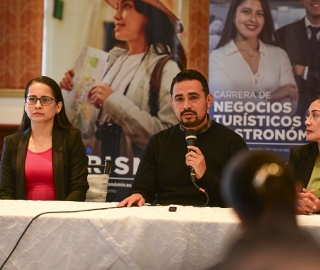 Rueda de prensa socialización de resultados del perfil turista a la ciudad de Loja en 2025.