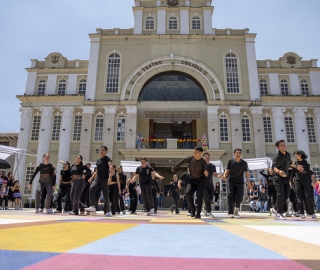 La UTPL participa en el Festival Internacional de Artes Vivas Loja con sus talentosos grupos de arte en la Plaza de la Cultura