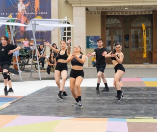 La UTPL participa en el Festival Internacional de Artes Vivas Loja con sus talentosos grupos de arte en la Plaza de la Cultura