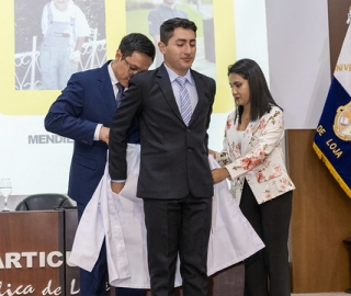 Imposición de mandiles a estudiantes de Fisioterapia