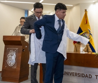 Estudiantes de Fisioterapia reciben sus mandiles Estudiantes de Fisioterapia reciben sus mandiles