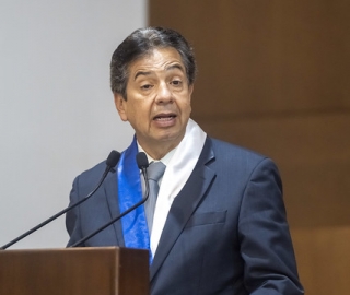 Condecoración a Carlos Calderón