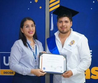 Nuevos profesionales de Galápagos recibieron su título Nuevos profesionales de Galápagos recibieron su título