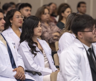 Imposición de mandiles a estudiantes de Fisioterapia