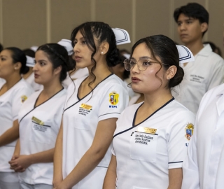 Imposición de insignias a estudiantes de Enfermería
