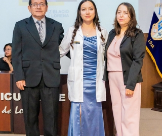 Imposición de insignias a estudiantes de Medicina