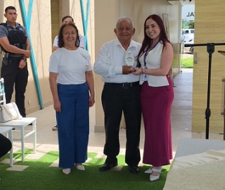 UTPL recibe reconocimiento del IEPS por su apoyo a la Economía Popular y Solidaria