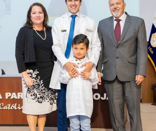 Imposición de insignias a estudiantes de Medicina Imposición de insignias a estudiantes de Medicina