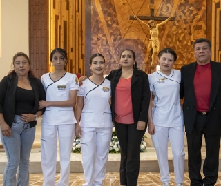 Imposición de insignias a estudiantes de Enfermería