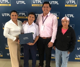 Entrega de Becas UTPL a estudiantes Abanderados | Quevedo