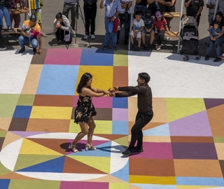 La UTPL participa en el Festival Internacional de Artes Vivas Loja con sus talentosos grupos de arte en la Plaza de la Cultura