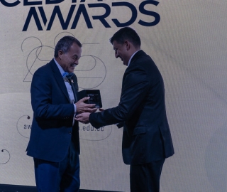 Eduardo Valarezo Valdez recibe el reconocimiento como Investigador Destacado en los CEDIA Awards